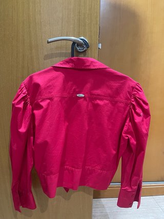 Camisa roja anudada manga larga