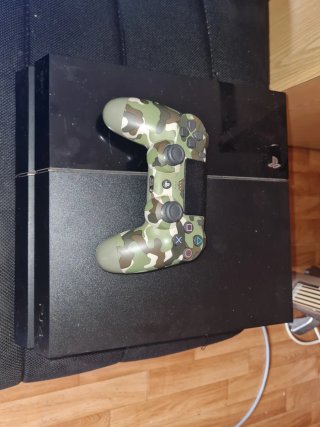 PS4 (PlayStation 4) Negra + Mando Camuflaje
