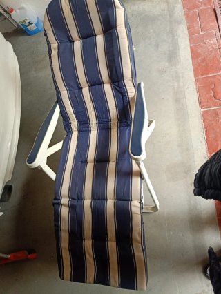 2 Sillas tumbona de tela y plástico