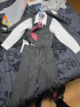 Traje de niño gris talla 8 con un solo uso