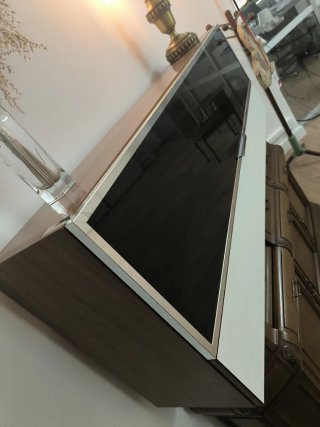 Mueble colgado tipo guillotina, madera y cristal