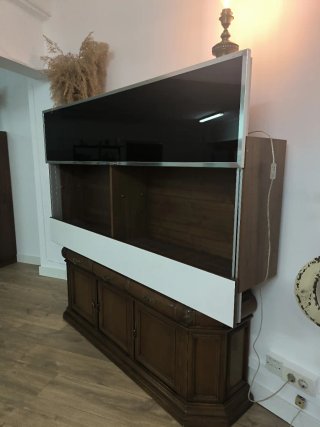 Mueble colgado tipo guillotina, madera y cristal