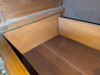 Cómoda de madera marrón