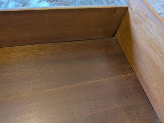 Cómoda de madera marrón