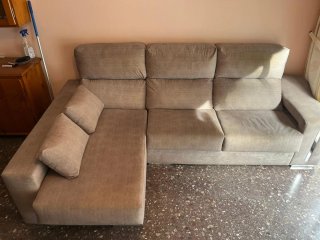 Sofá chaise longue color topo oscuro