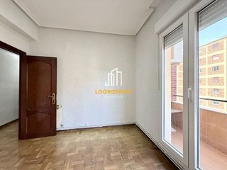 Piso en venta en Universidad - Los Lirios en Logroño