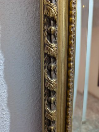 Espejo dorado con marco tallado