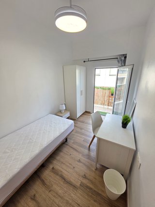 Habitación INDIVIDUAL con BALCÓN en ALICANTE