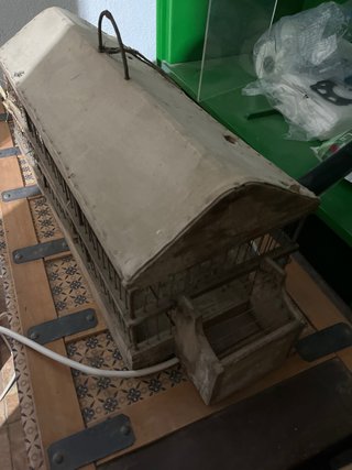 Jaula para pájaros de madera y metal