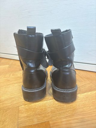 Botas militares negras con cordones y hebilla