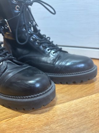 Botas militares negras con cordones y hebilla