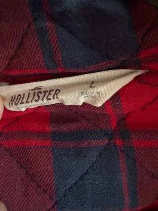Abrigo Hollister azul y rojo