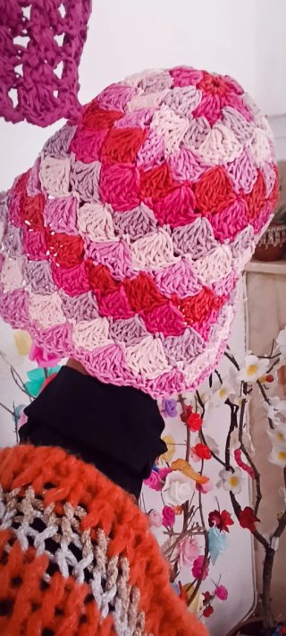 Gorros de ganchillo rosas y rojos