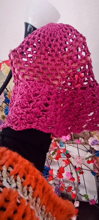 Gorros de ganchillo rosas y rojos