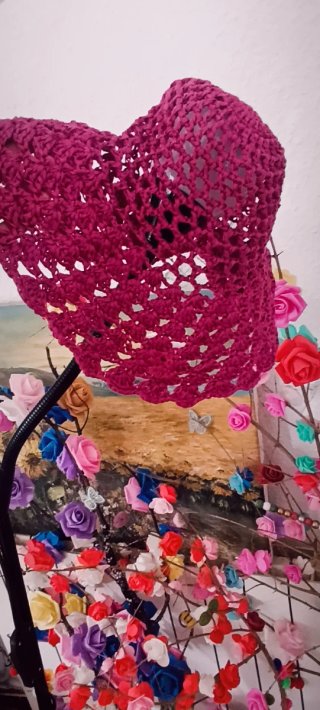 Gorros de ganchillo rosas y rojos