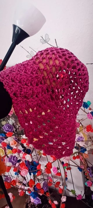 Gorros de ganchillo rosas y rojos