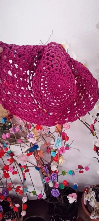 Gorros de ganchillo rosas y rojos