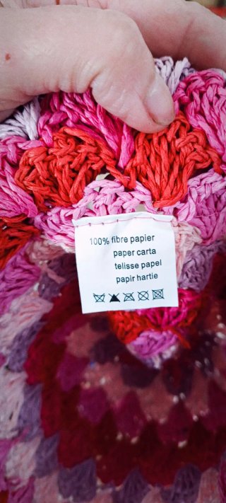 Gorros de ganchillo rosas y rojos