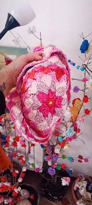 Gorros de ganchillo rosas y rojos