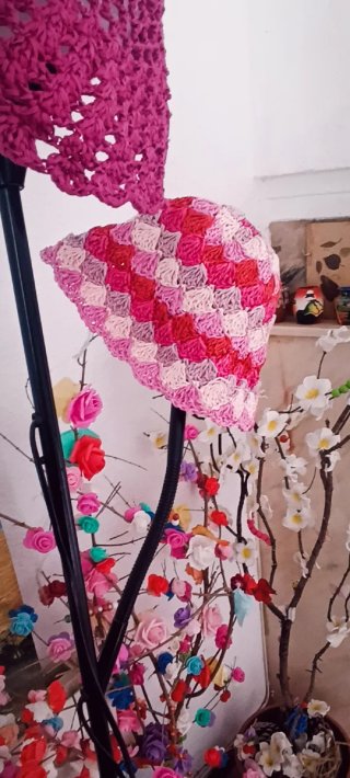 Gorros de ganchillo rosas y rojos