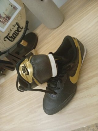 Zapatillas Nike Negro y Dorado Originales