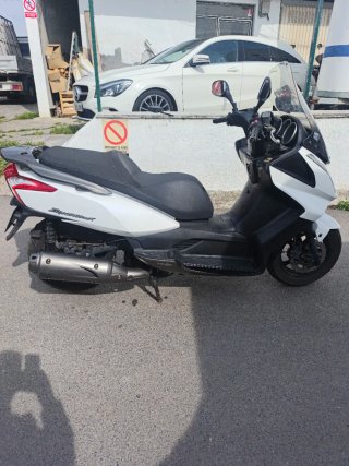 Kymco Superdink 125cc Blanca y Negra