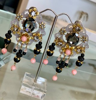 Pendientes joya con piedras y perlas
