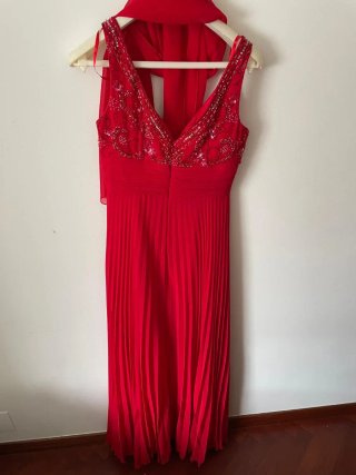 Vestido de fiesta rojo con pedrería