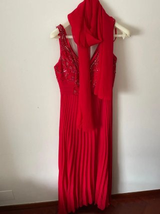 Vestido de fiesta rojo con pedrería