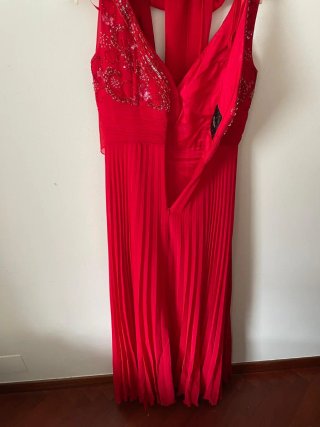 Vestido de fiesta rojo con pedrería