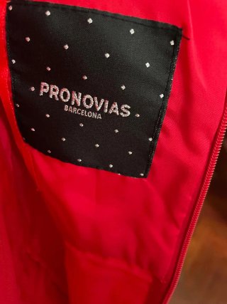 Vestido de fiesta rojo con pedrería