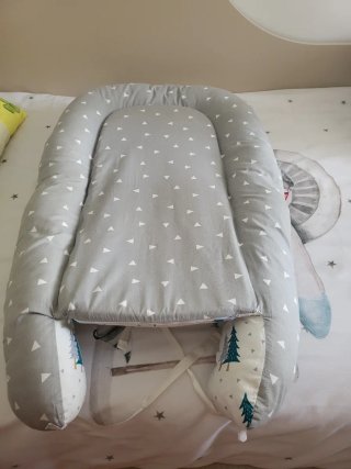 Reductor de cuna con cojín y estampado de árboles