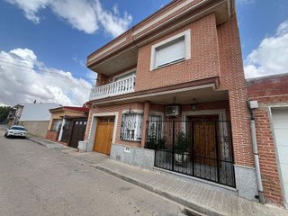 Casa adosada en venta en Tomelloso