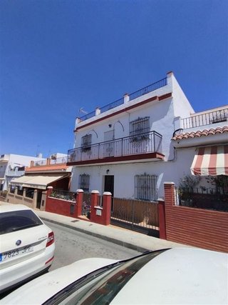 Casa adosada en venta en Gines