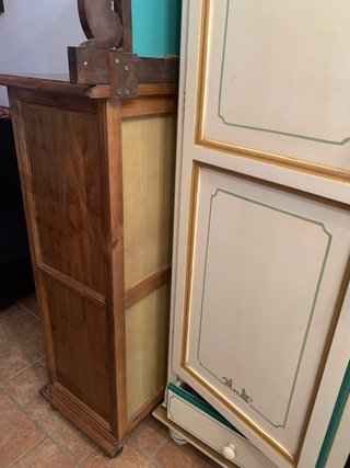 Cómoda de madera con espejo antiguo