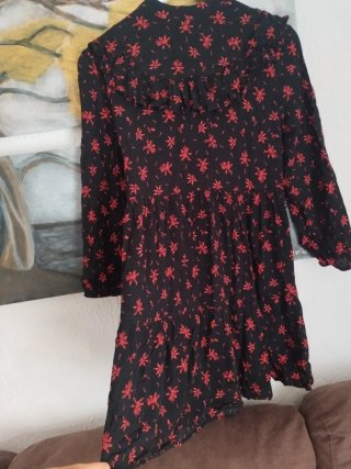 Vestido Zara negro con estampado rojo