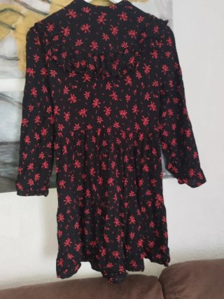 Vestido Zara negro con estampado rojo