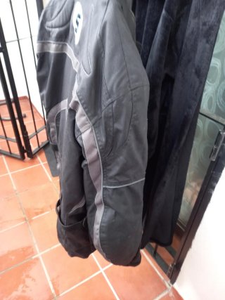 Chaqueta de Moto Negra con Detalles Grises