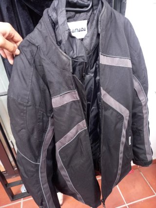 Chaqueta de Moto Negra con Detalles Grises