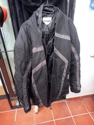 Chaqueta de Moto Negra con Detalles Grises