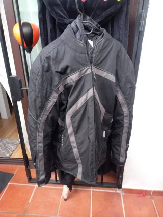 Chaqueta de Moto Negra con Detalles Grises