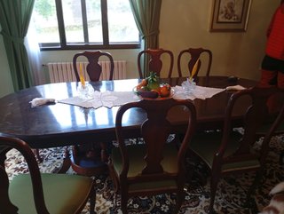 Mesa de comedor y 8 sillas de madera