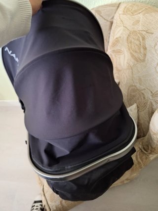 Carrito de bebé negro marca Nafnaf
