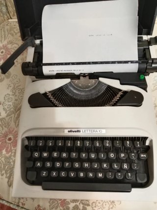 Máquina de escribir negra