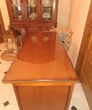 Escritorio de madera con cubierta de cristal