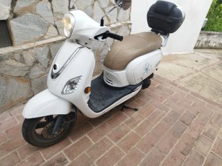 Moto 49cc 4 tiempos SYM Blanca
