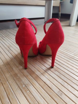 Zapatos de tacón Bershka rojos talla 35