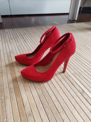 Zapatos de tacón Bershka rojos talla 35