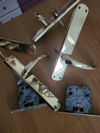 Manetas y cerraduras para puertas