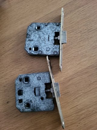 Manetas y cerraduras para puertas